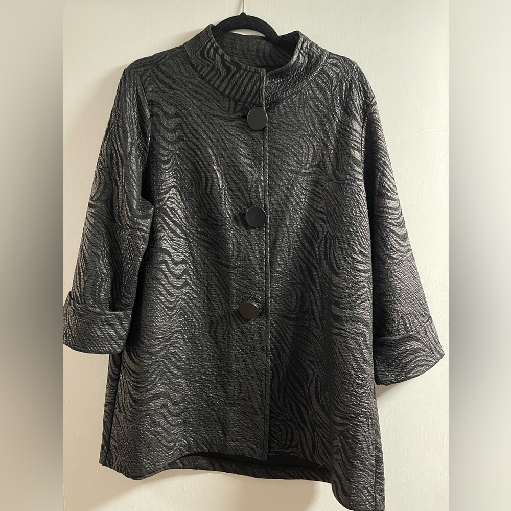 Jessica McClintock Women’s lightweight textured jacket, size L.
